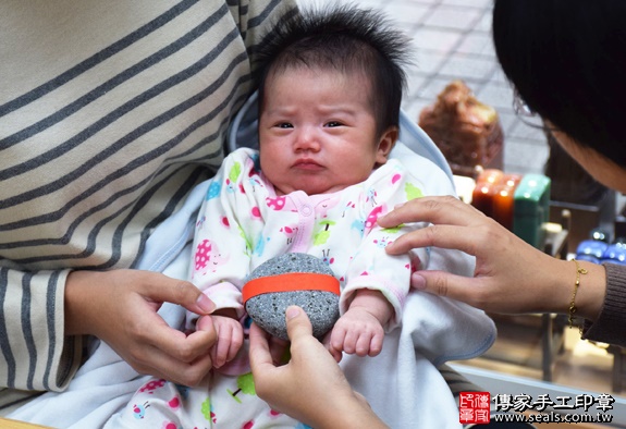 剃胎毛、滿月剃頭、嬰兒剃頭、嬰兒理髮、嬰兒剃髮、嬰兒剃胎毛、嬰兒滿月剃頭、寶寶剃頭、剃胎毛儀式、剃胎毛吉祥話、滿月剃頭儀式、滿月剃頭吉祥話、寶寶剃胎毛、寶寶滿月剃頭理髮、 新竹香山區剃胎毛、新竹香山區滿月剃頭、新竹香山區嬰兒剃頭剃胎毛、新竹香山區嬰兒理髮、新竹香山區嬰兒剃髮、曾寶寶(新竹香山區嬰兒寶寶滿月剃頭理髮、免費嬰兒剃胎毛儀式吉祥話)。中國風會場，爸媽寶貝免費穿「日中韓」古裝禮服。專業拍照、DVD光碟、證書。★購買「臍帶章、肚臍章、胎毛筆刷印章」贈送：剃頭、收涎、抓周，三選一。2015.12.21 照片4